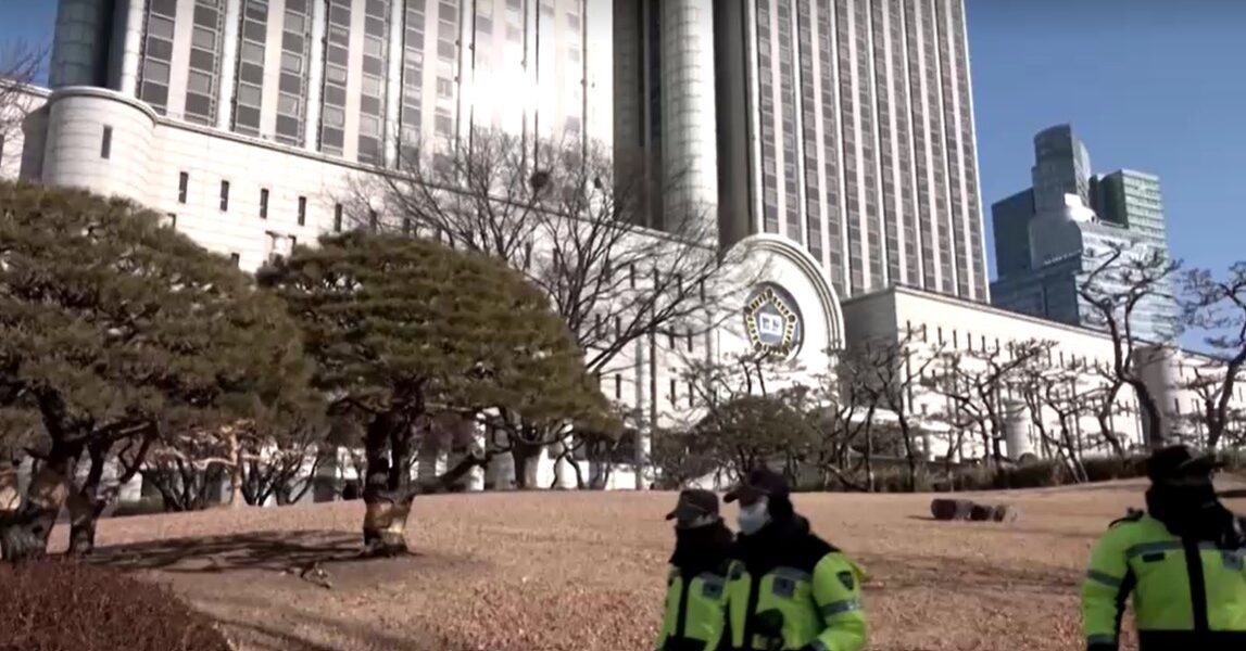 police around Seoul Central District Court