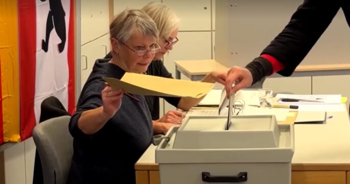 Germans start voting