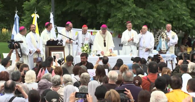 Faithful gather to pray for Pope Francis in Buenos Aires