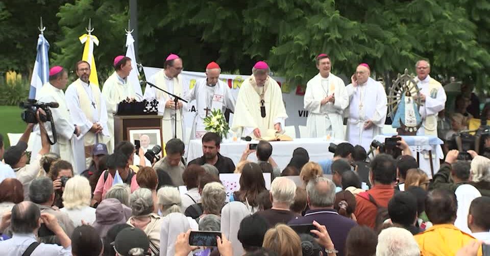 Faithful gather to pray for Pope Francis in Buenos Aires