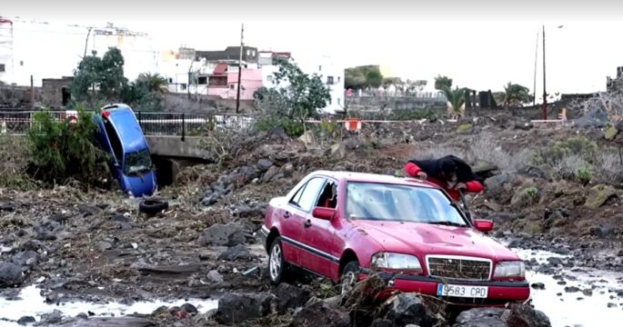 Fast floods wash cars away in Gran Canaria