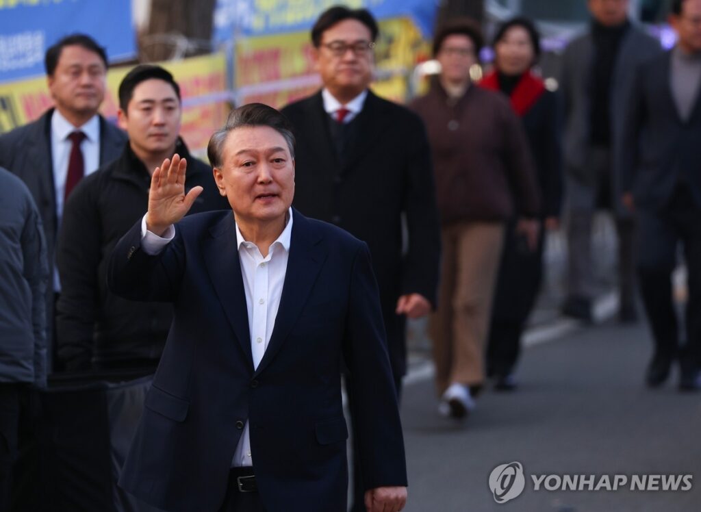 President Yoon Suk Yeol waves to his supporters after being released from the Seoul Detention Center