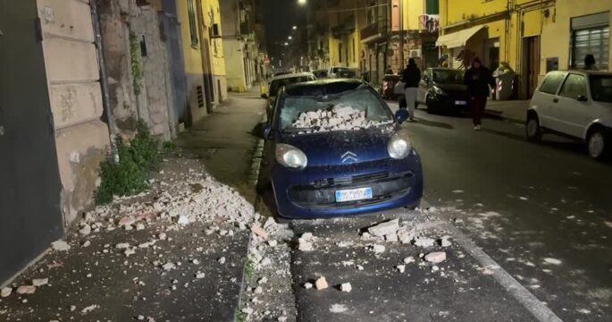 Quake triggers fear in Naples as residents spend the night in street