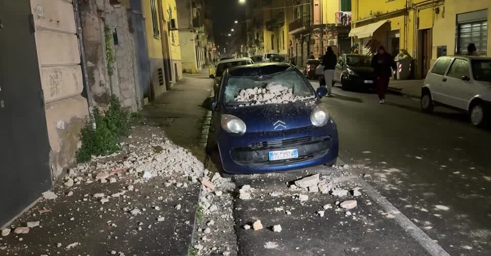 Quake triggers fear in Naples as residents spend the night in street