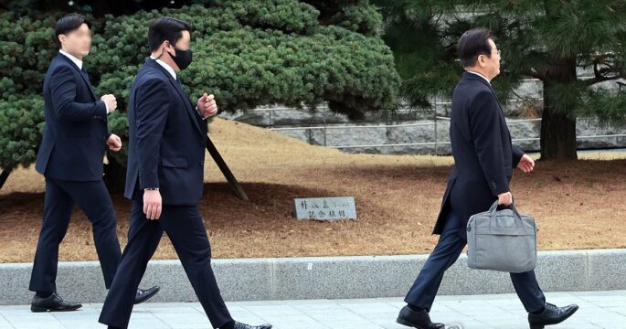 S Korea's Democratic Party leader Lee Jae-myung is protected by bodyguards