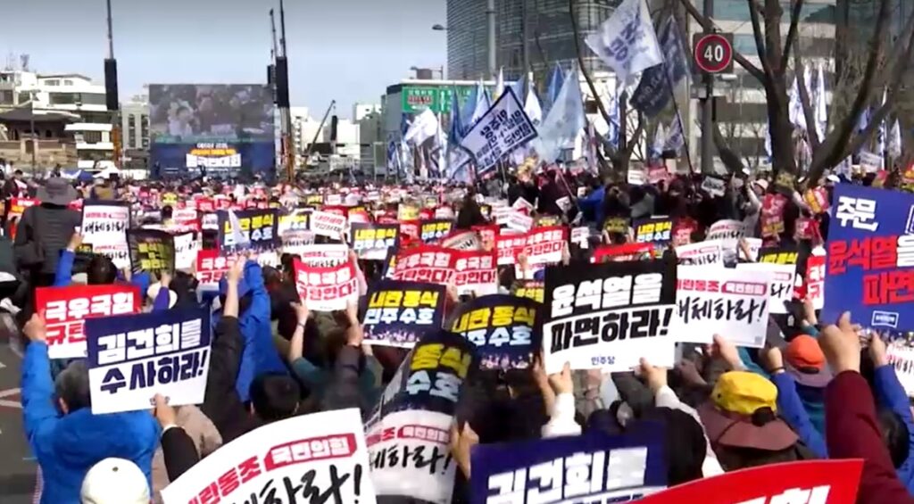 protesters against Yoon Seok Yeol