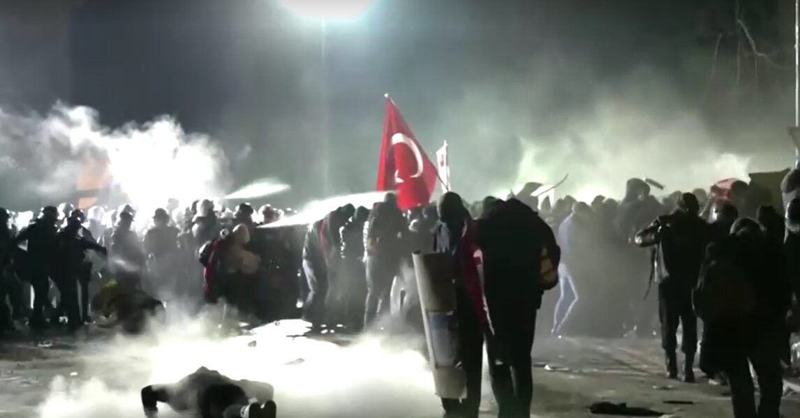 Turkish police disperse protesters after Istanbul rally against mayor's arrest