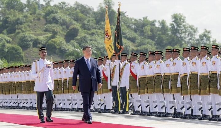 Chinese President Xi Jin Ping inspects honor guard in Malaysia
