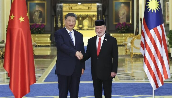 Chinese President Xi Jin Ping shakes hand with Malaysian Sultan