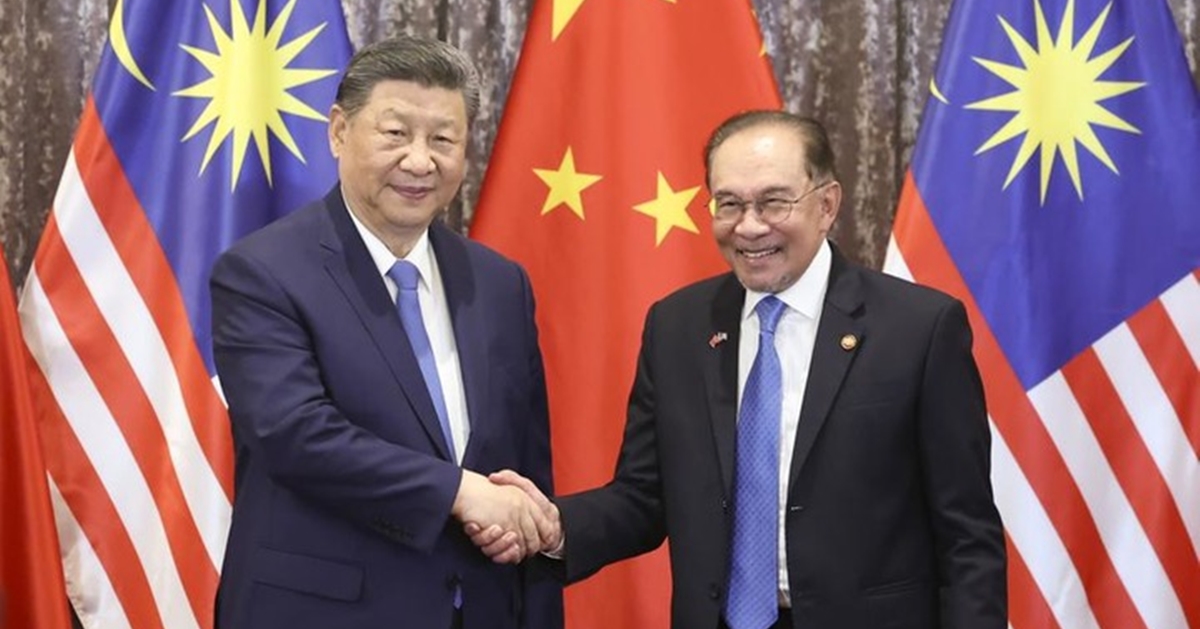 Chinese President Xi Jin Ping shakes hand with Malaysian PM