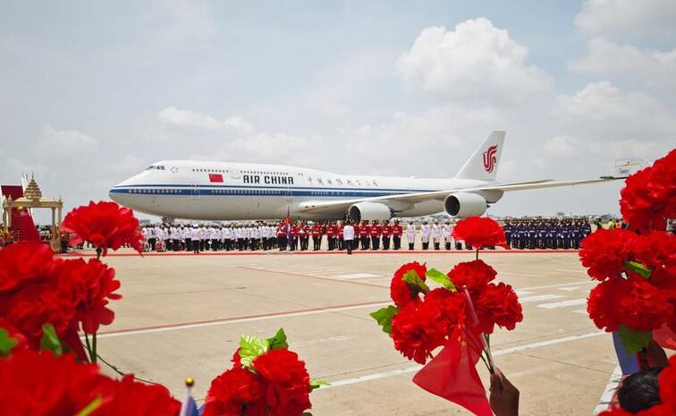 Chinese President's plane arrives in Cambodia 