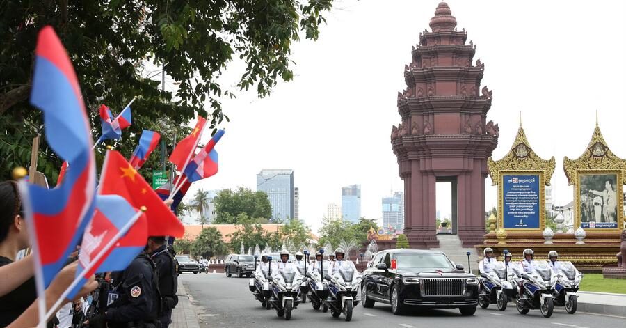 Chinese President's convoy arrives in Cambodia
