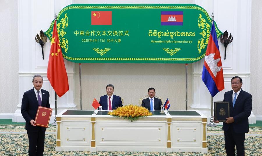 Chinese President and Cambodian PM witness exchanges of documents