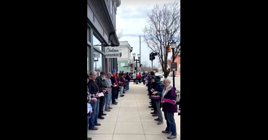 Michigan book lovers form human chain to move entire bookstore
