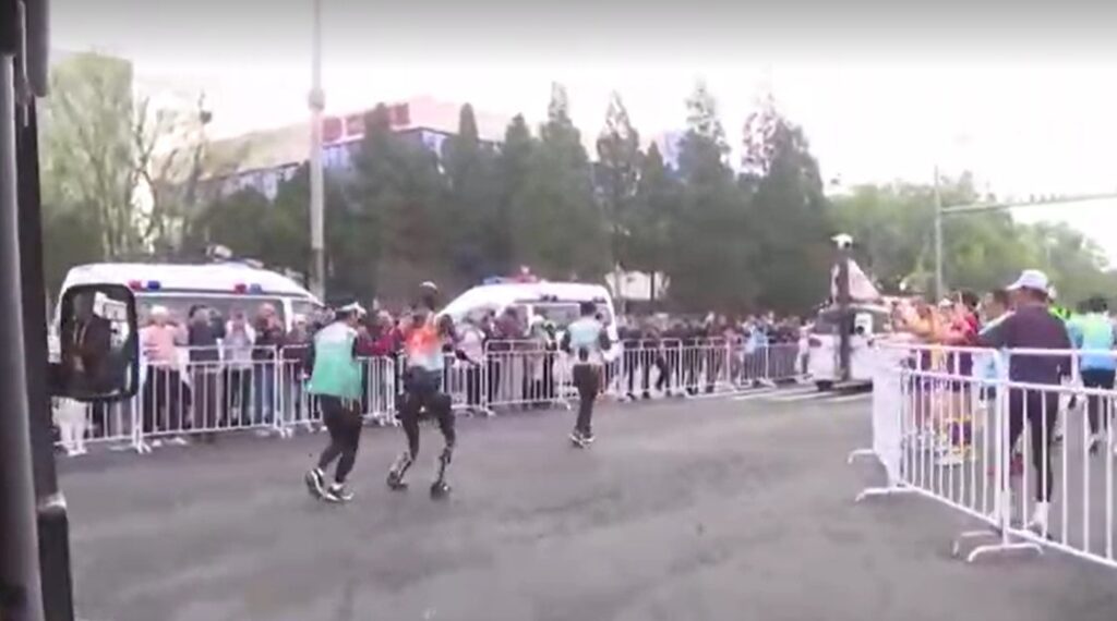 World's first humanoid robot half-marathon held in Beijing