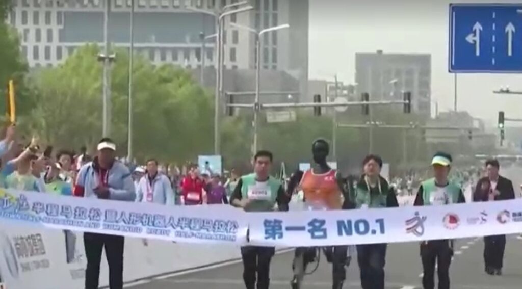 World's first humanoid robot half-marathon held in Beijing