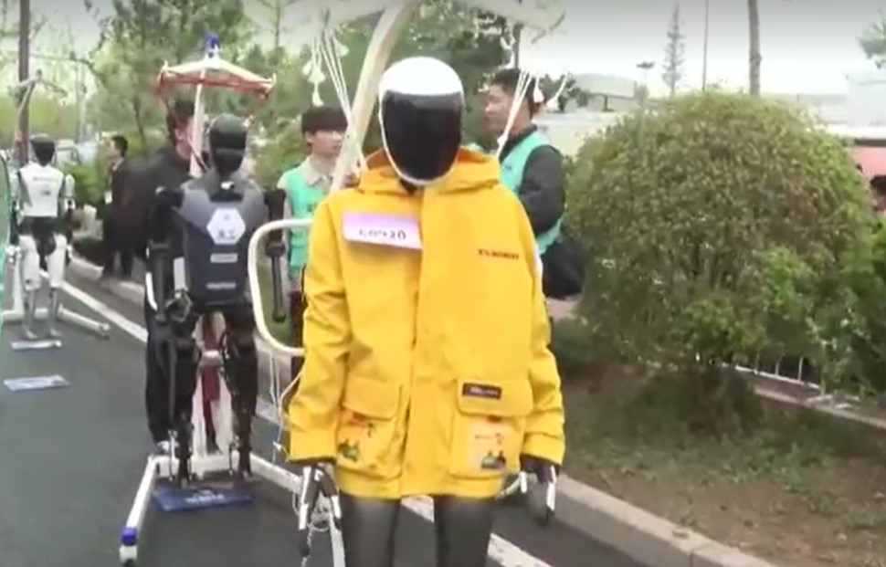 World's first humanoid robot half-marathon held in Beijing