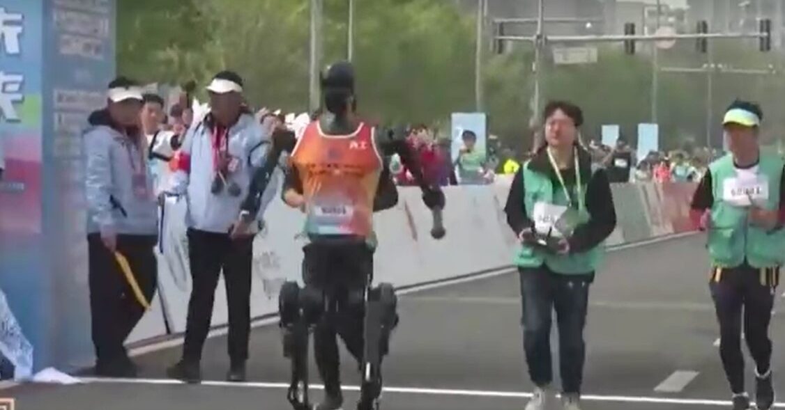 World's first humanoid robot half-marathon held in Beijing