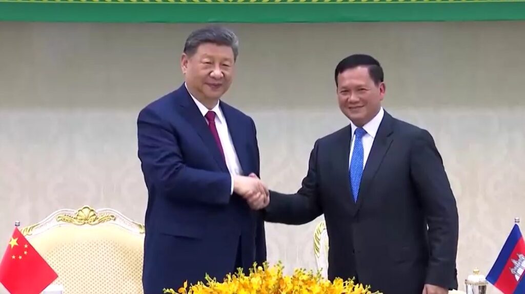 Chinese President shakes hand with Cambodian PM in official visit