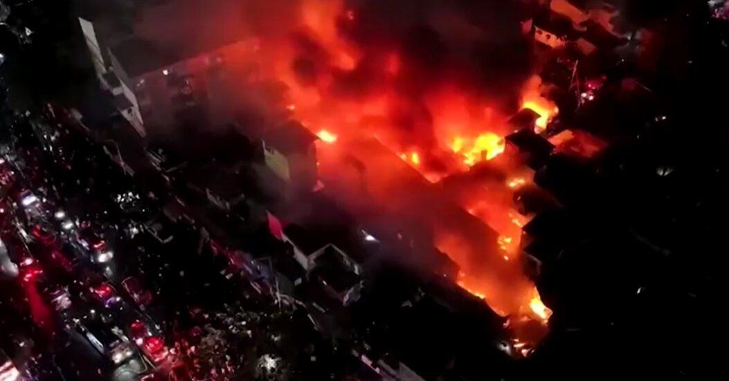 Massive fire destroys hundreds of homes in Manila