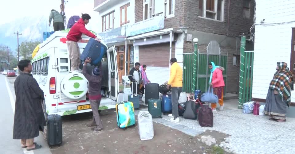 Deadly Kashmir attack sparks safety fears, Indian tourists flee