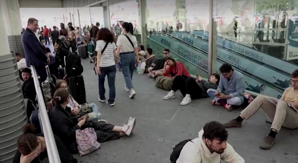 passengers stranded at train station in Madrid from power outage