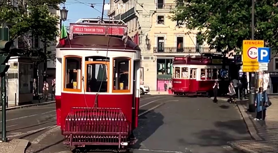 tram stopped in Lisbon from power outage