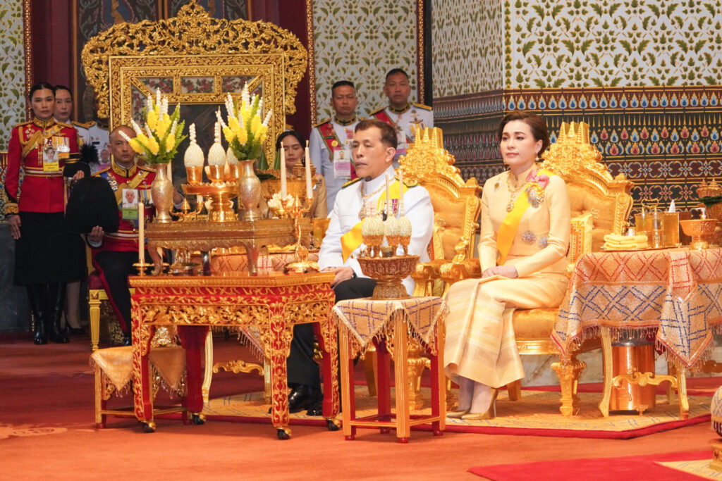 พระบาทสมเด็จพระเจ้าอยู่หัว และสมเด็จพระนางเจ้า ฯ พระบรมราชินี เสด็จพระราชดำเนินไปทรงบำเพ็ญพระราชกุศลทักษิณานุปทาน ในการพระราชพิธีฉัตรมงคล พุทธศักราช 2568