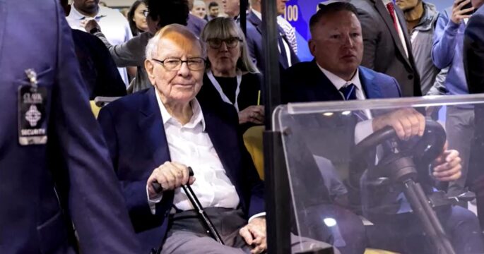 Buffett arrives Berkshire's annual meeting