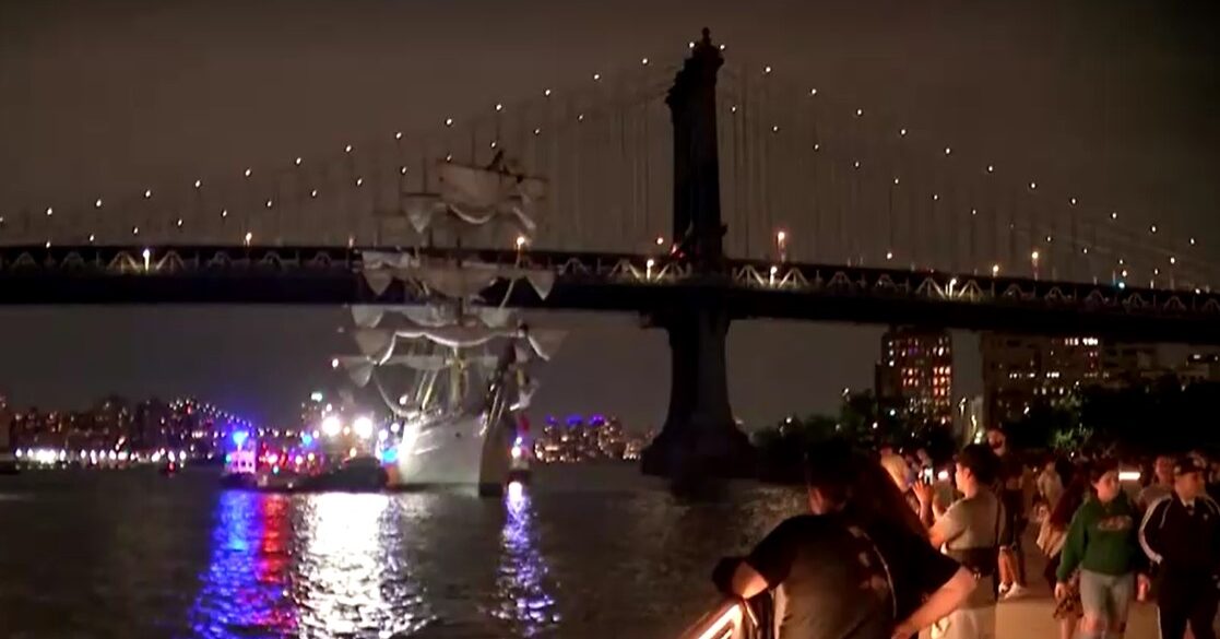 Mexico Naval ship hits Brooklyn Bridge