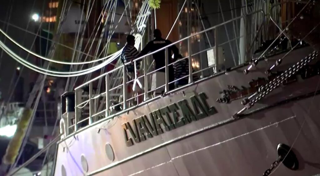 Name of Mexico Naval ship hits Brooklyn Bridge