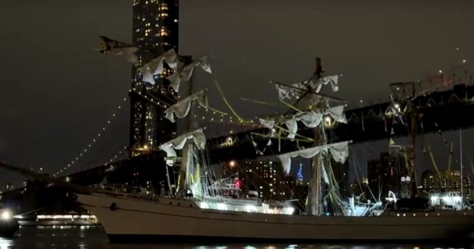 Mexican Navy tall ship crashes into Brooklyn Bridge, killing 2