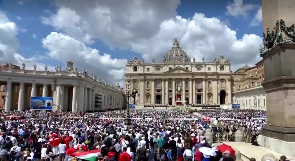 peple gather in Saint Peter's Square for inaugural mass