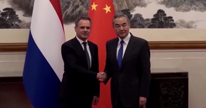 Dutch Foreign Minister and China counterpart shake hand