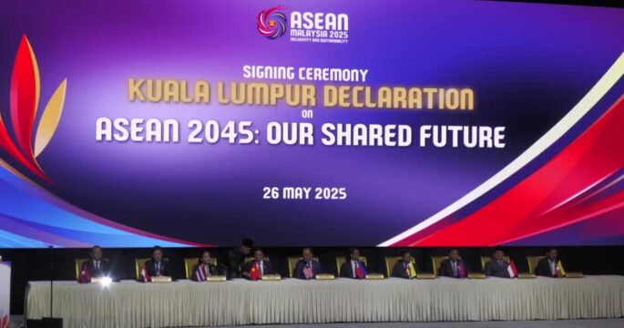 Southeast Asian leaders sign 20-year ASEAN roadmap