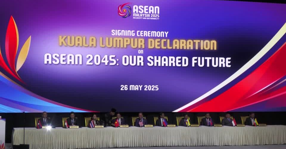 Southeast Asian leaders sign 20-year ASEAN roadmap