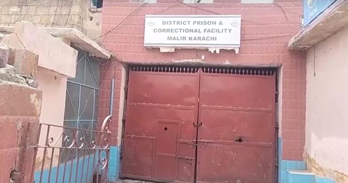 Prison in Pakistan where hundreds of inmates escape after earthquakes