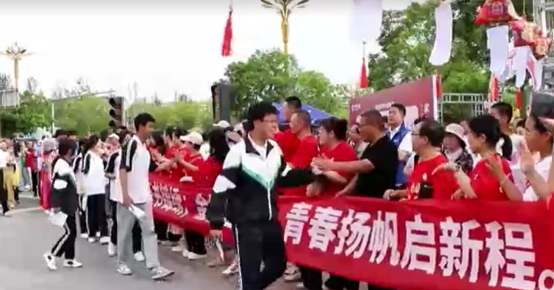 friends and families cheer up examinees in China