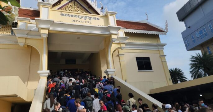 Chaos and crowds at Poipet International Border Gate