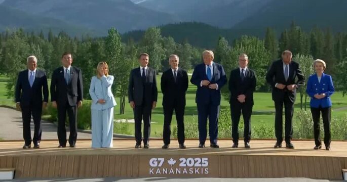 Leaders pose for G7 group photo in Canada