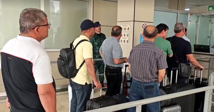 Foreign nationals evacuate from Iran via Azeri land border