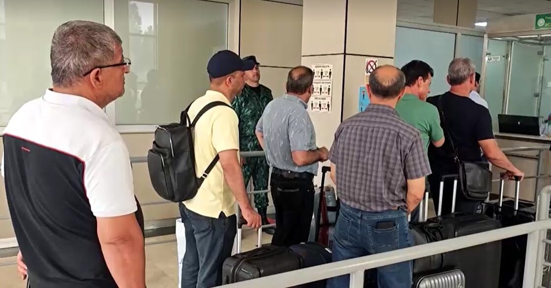 Foreign nationals evacuate from Iran via Azeri land border