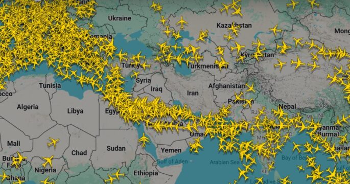 real-time air traffic shown in Flightradar24 website