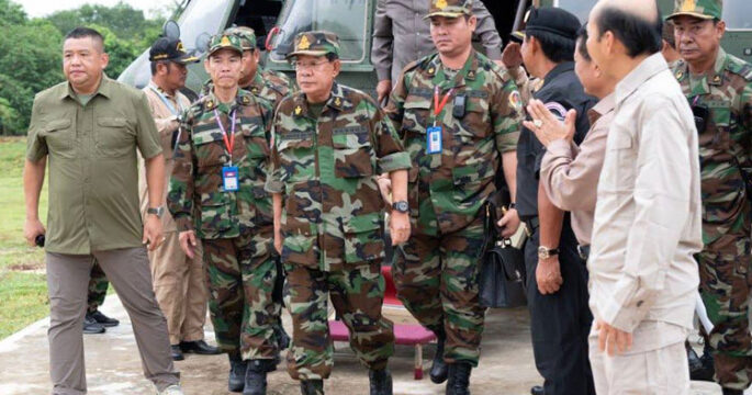 Hun Sen visits frontline troops