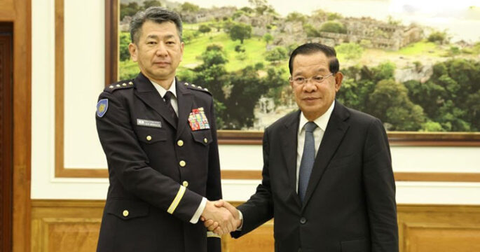 Hun Sen shakes hands with General Morishita Yasunori, Chief of Staff of Japan’s Ground Self-Defense Force