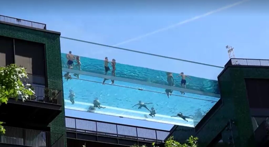 Skypool in London crowded with residents