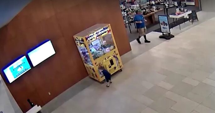 Child before gets trapped inside toy claw machine in Ohio