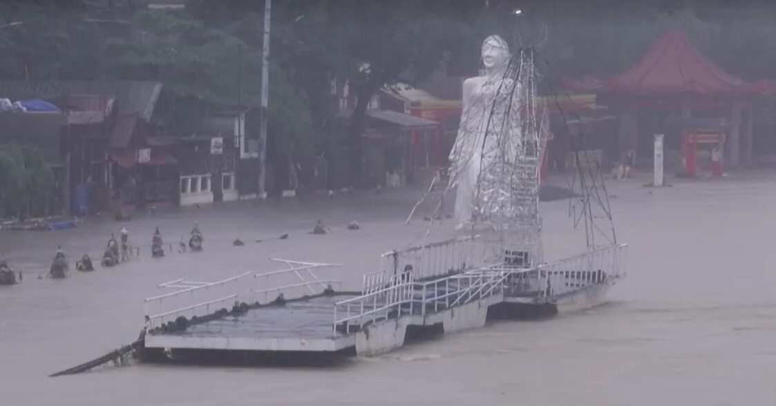 Statue submerged from flood in Manila