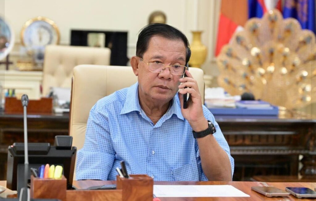 Hun Sen uses handphone 