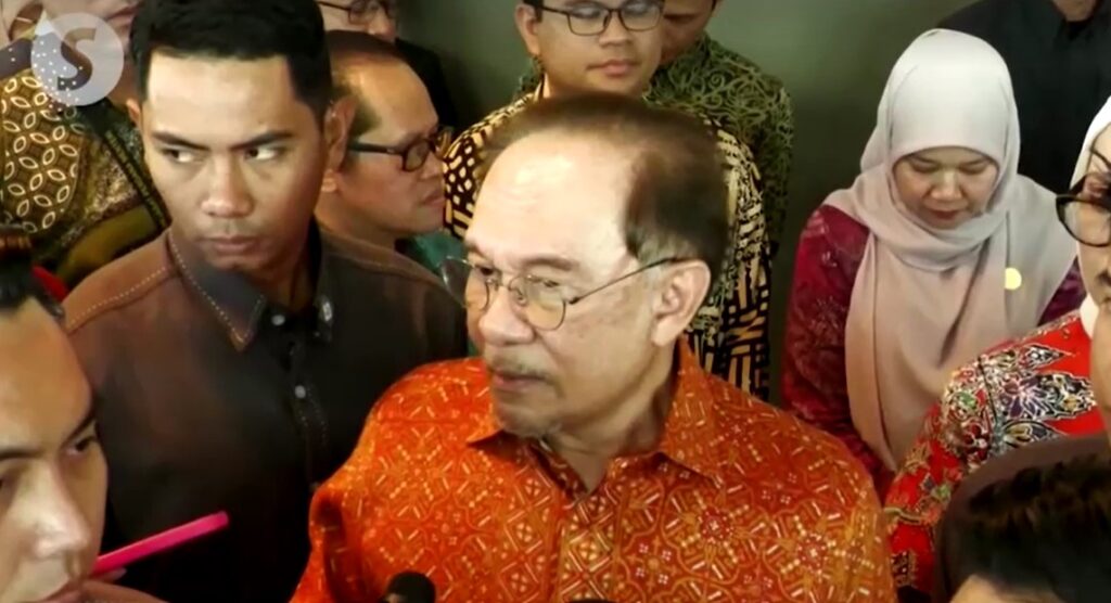 Malaysian PM Anwar urges Thailand and Cambodia to halt the fighting